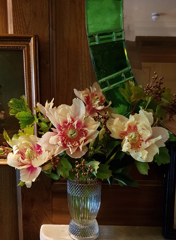 NB Flowers – Flowers on mantlepiece